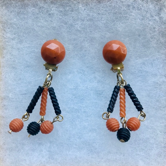 Vintage Hong Kong Beaded Clip-On Earrings - Picture 3 of 4